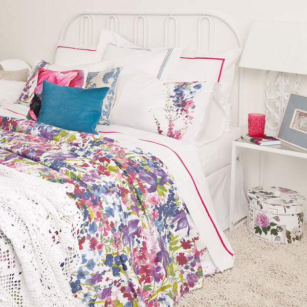 Phòng ngủ tuyệt đẹp nhờ chăn gối in hoa | ảnh 4
