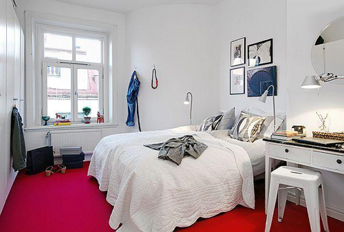 Phòng ngủ của bố mẹ với ba tông màu trắng - xanh dương - đỏ với góc bàn làm việc nhỏ.
